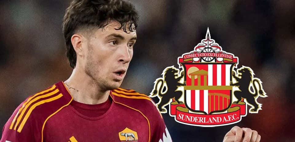 Player in AS Roma jersey with Sunderland logo