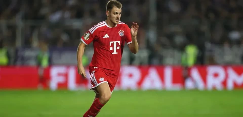 Bayern Munich player sprinting on the pitch