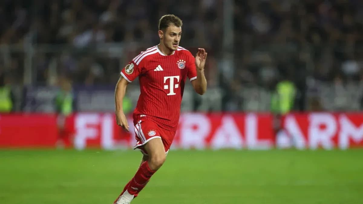 Bayern Munich player sprinting on the pitch