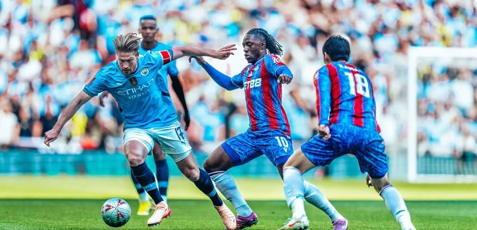 Manchester City player dribbling against Crystal Palace