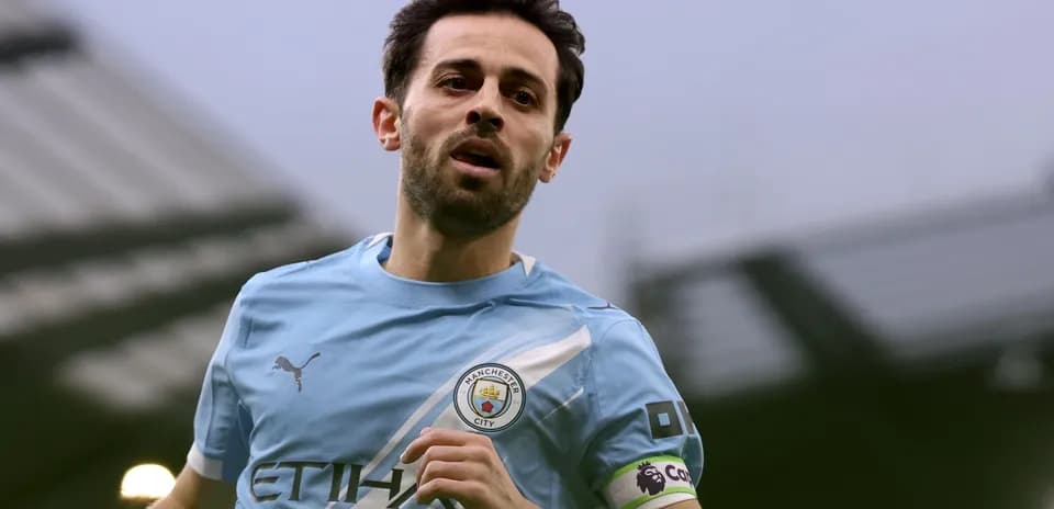 Player in Manchester City kit running on the pitch