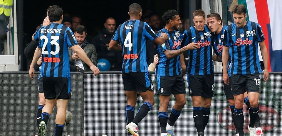 Atalanta players celebrating a goal together