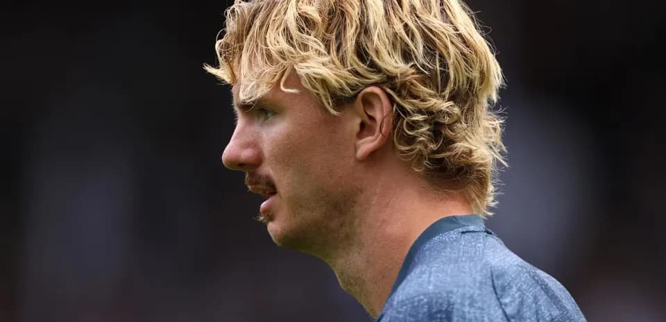 Player with blonde hair during a match warm-up