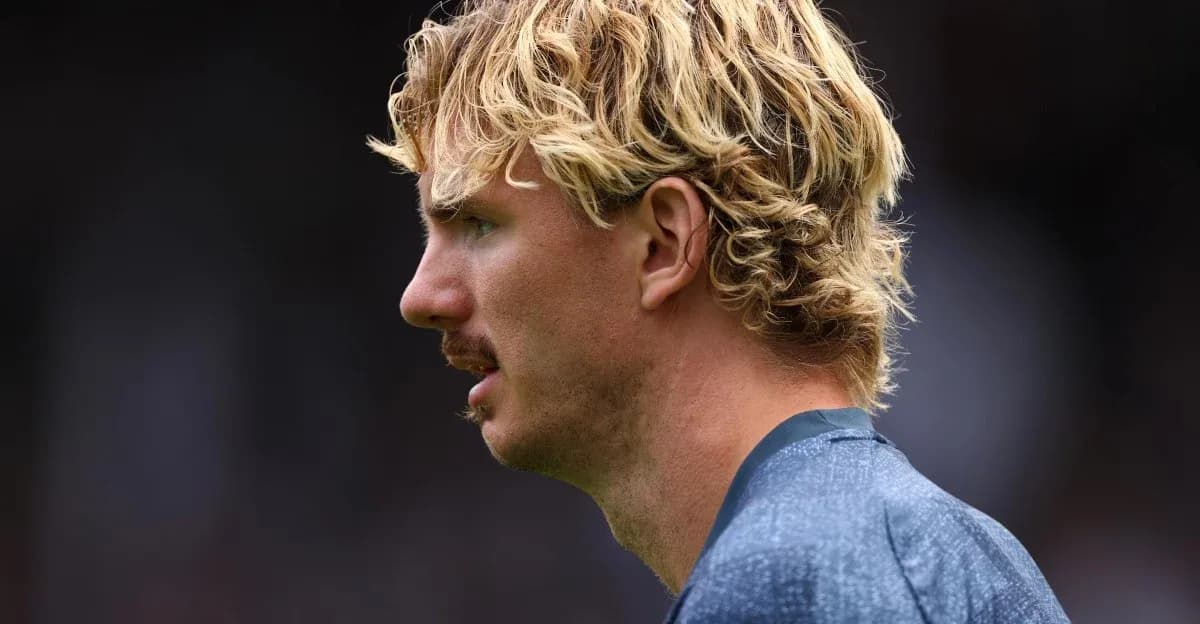Player with blonde hair during a match warm-up