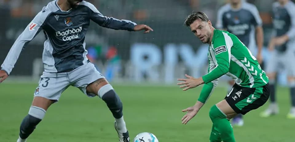 Players competing for the ball in La Liga match