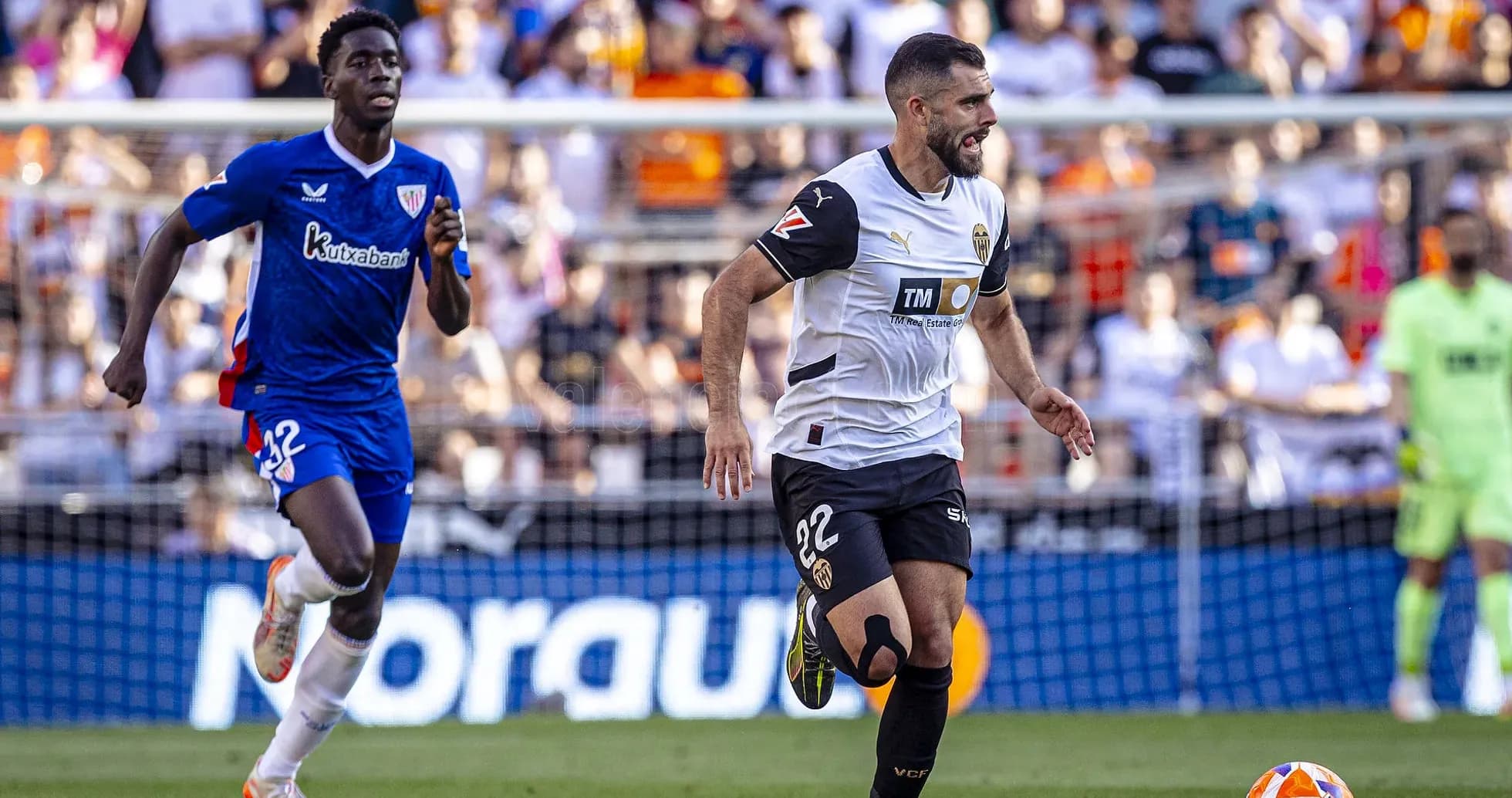 Valencia player dribbling against Athletic Club