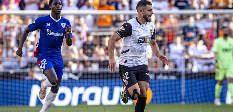 Valencia player dribbling against Athletic Club