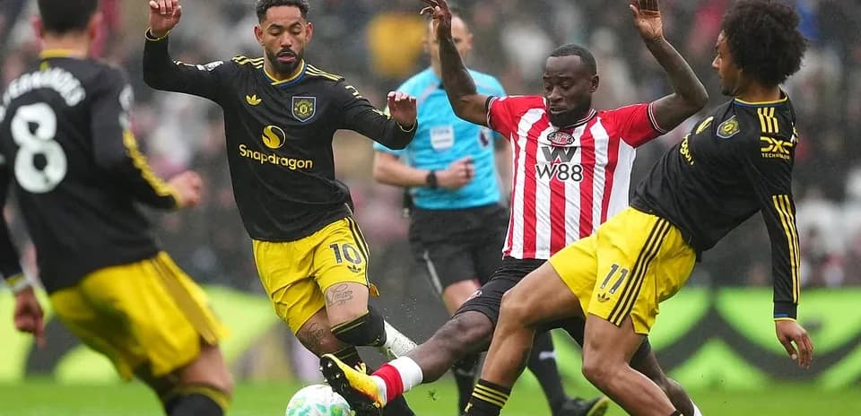 Players competing during Sunderland vs Manchester United match