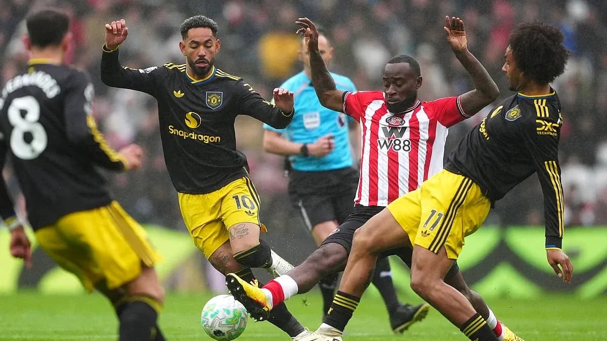 Players competing during Sunderland vs Manchester United match