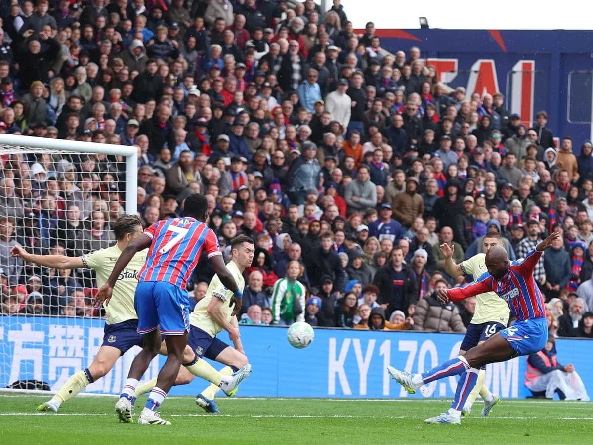 Crystal Palace player shooting at Everton goal