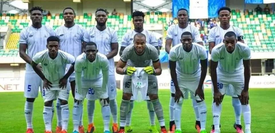 Rivers United team posing before the match
