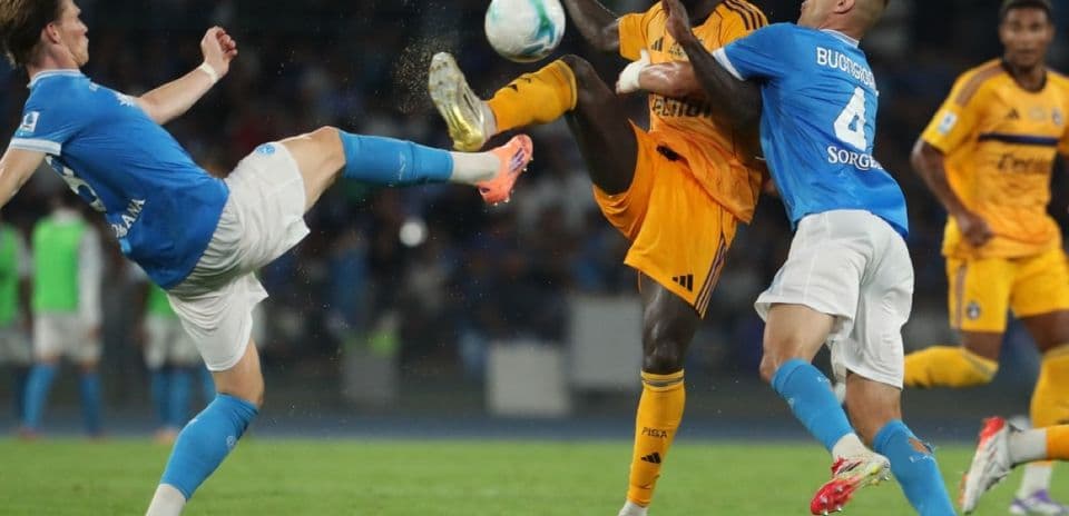 Pisa player kicking the ball during match