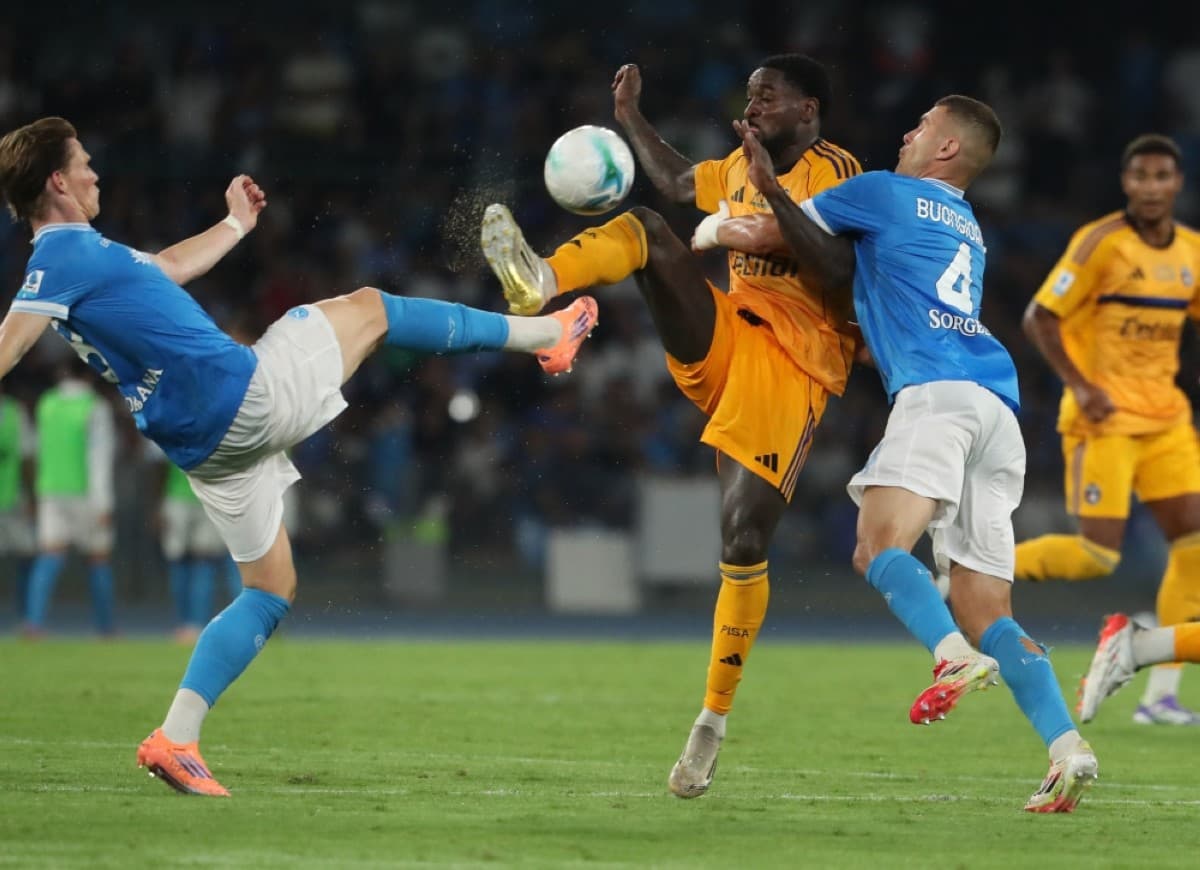 Pisa player kicking the ball during match