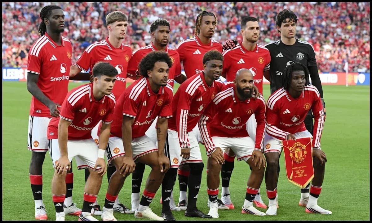Manchester United players posing for team photo