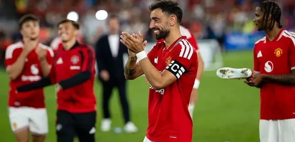 Bruno Fernandes leading teammates after match