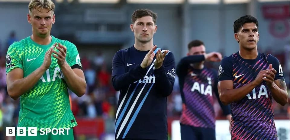 Tottenham players applauding fans after match