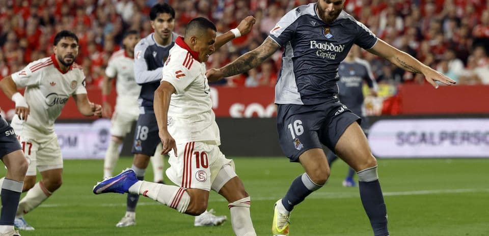 Sevilla player dribbling against Real Sociedad defender