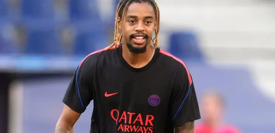 Player warming up in PSG training gear