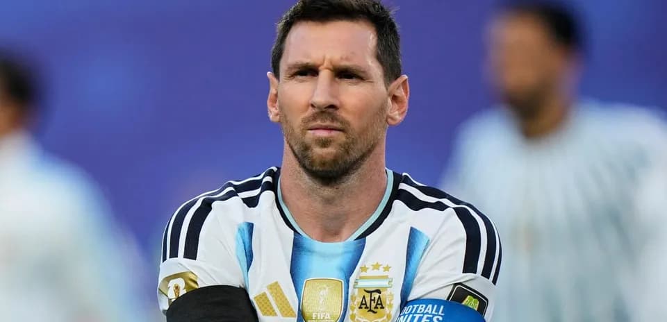 Lionel Messi in Argentina jersey during match preparation