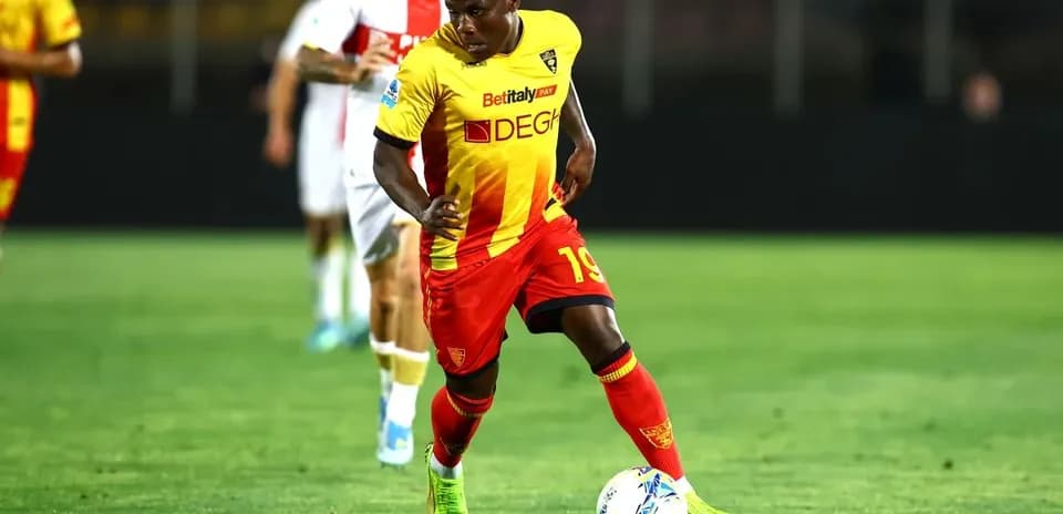 Player dribbling the ball during Lecce match