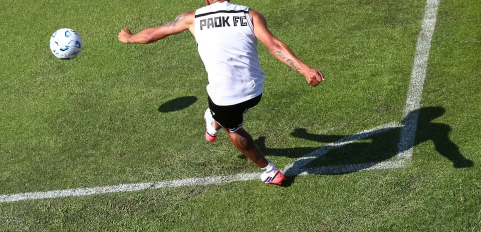 PAOK player taking a corner kick
