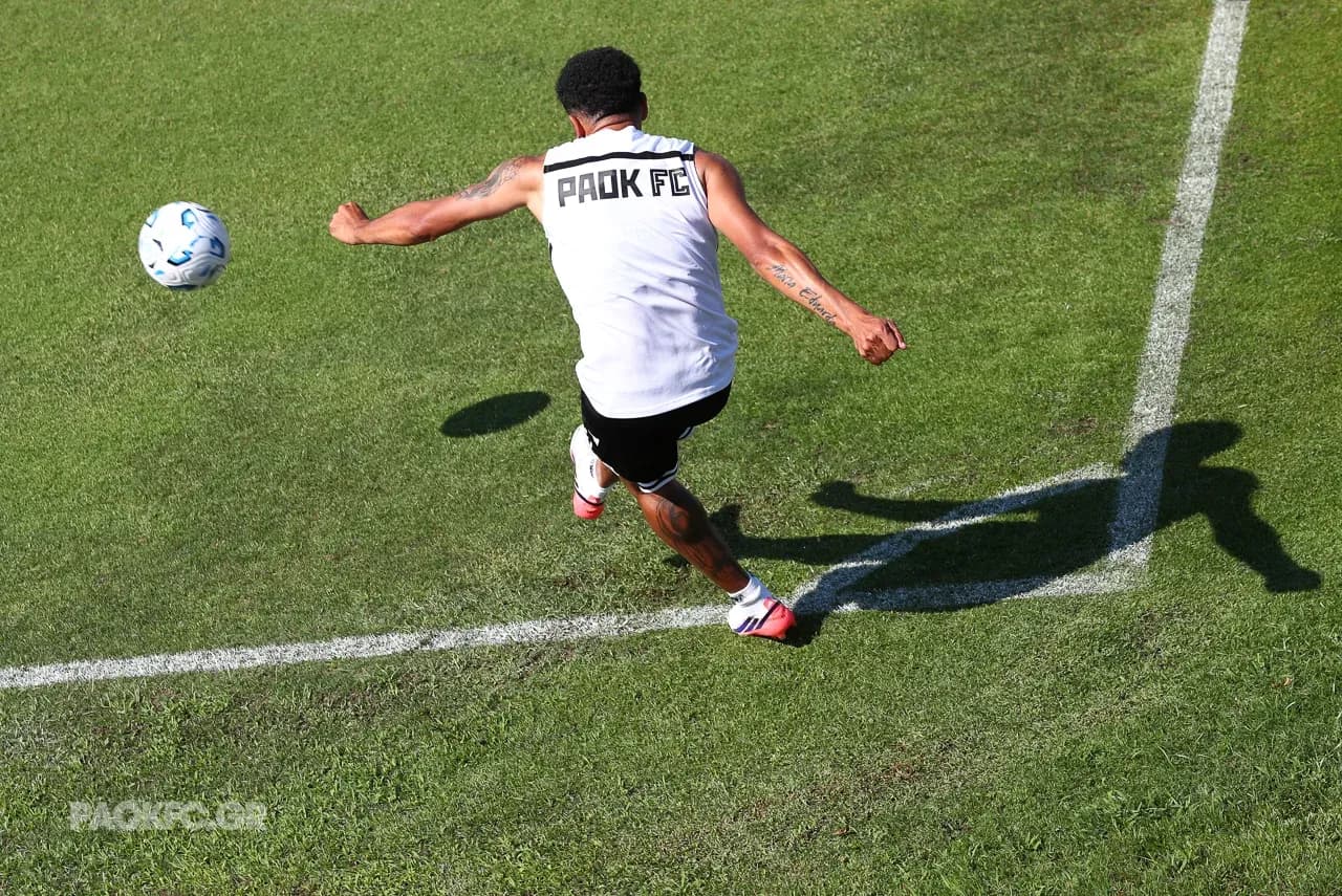 PAOK player taking a corner kick