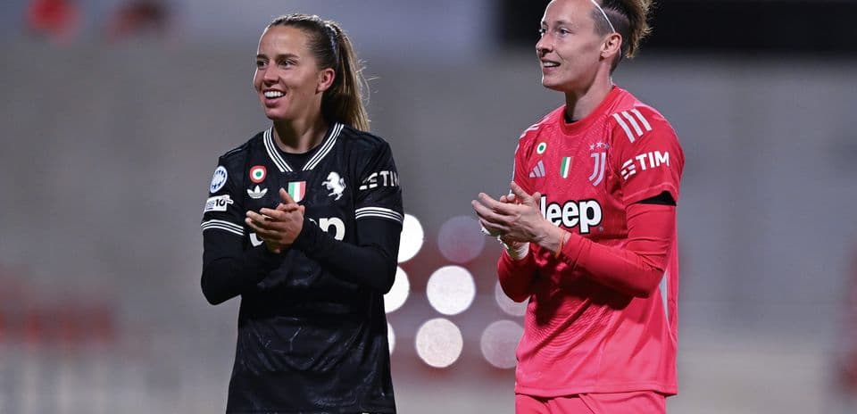Players from Parma W and Juventus W applauding