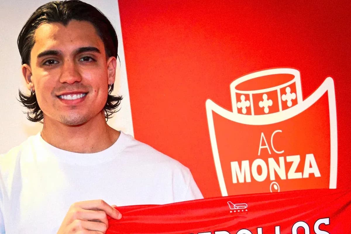 Player holding AC Monza scarf in club colors