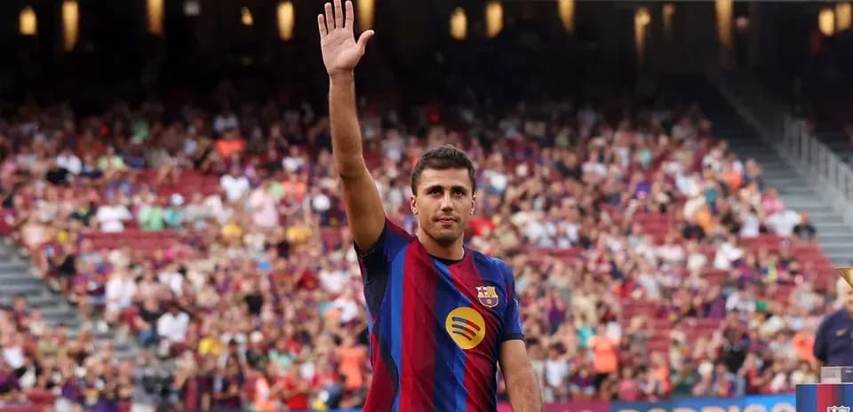 Player waving to crowd at Barcelona event