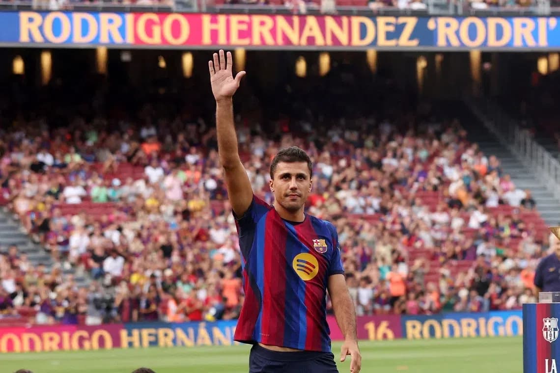 Player waving to crowd at Barcelona event