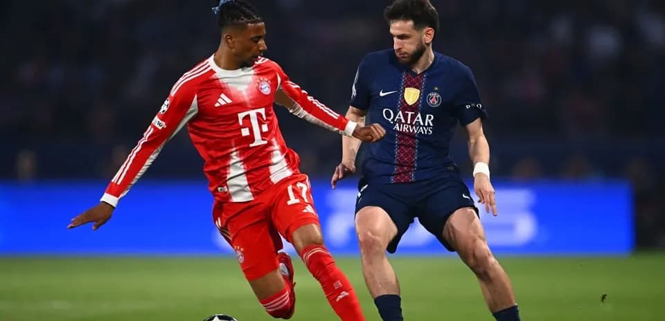 Bayern and PSG players contesting the ball