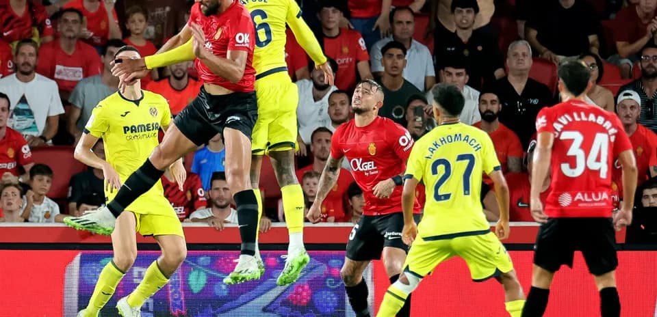 Players competing for the ball during Mallorca vs Villarreal