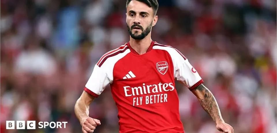 Player in Arsenal kit during match action
