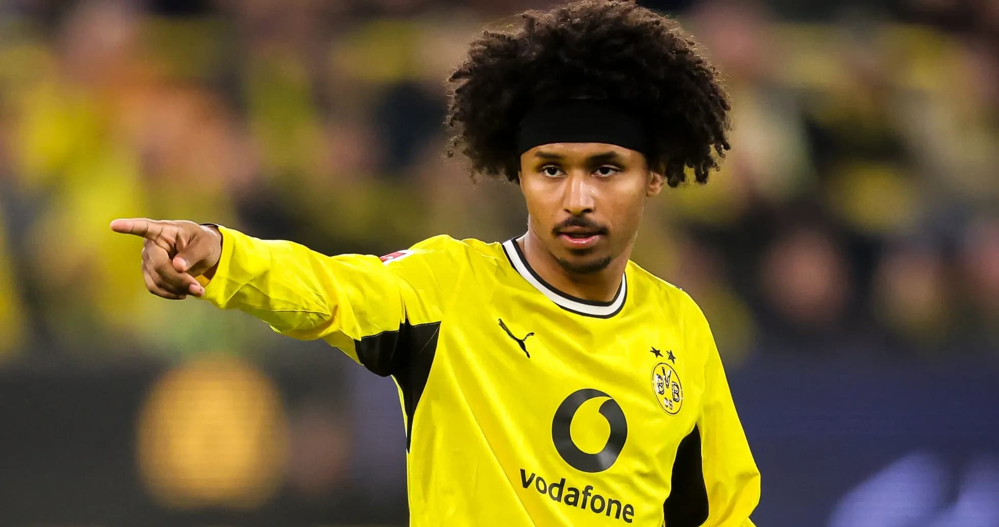 Player in yellow jersey pointing during match
