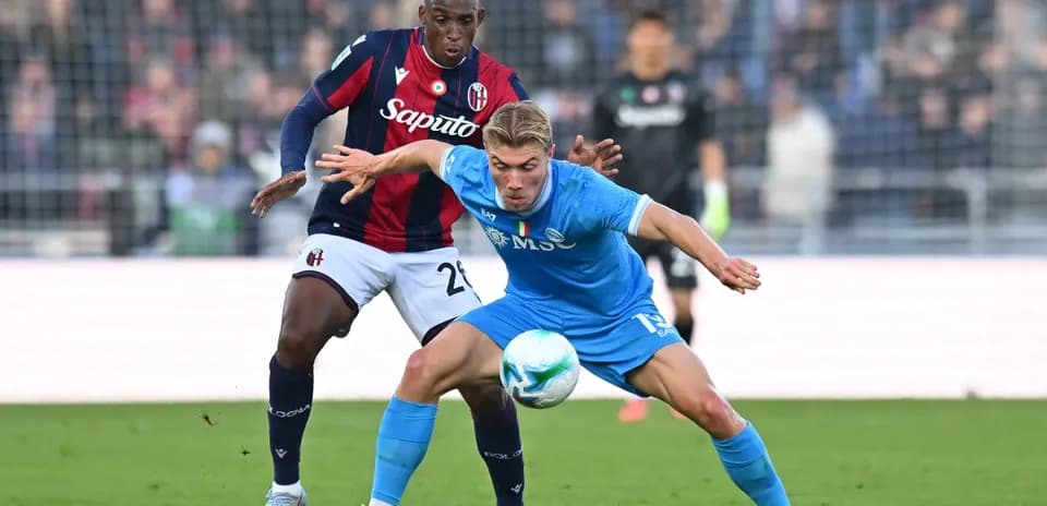 Player contesting possession during Napoli vs Bologna