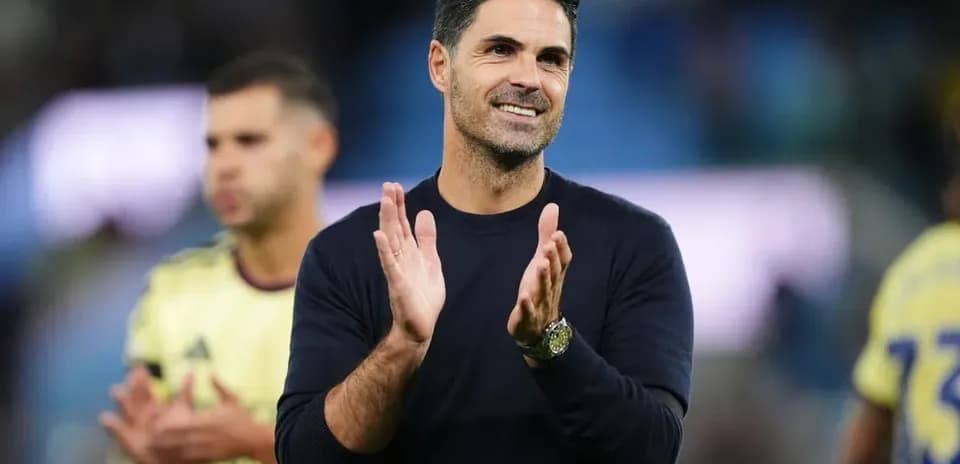 Manager applauding after the match with players behind