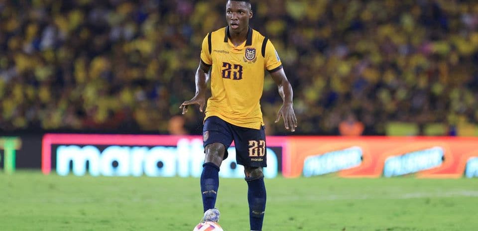 Ecuador player dribbling the ball during match