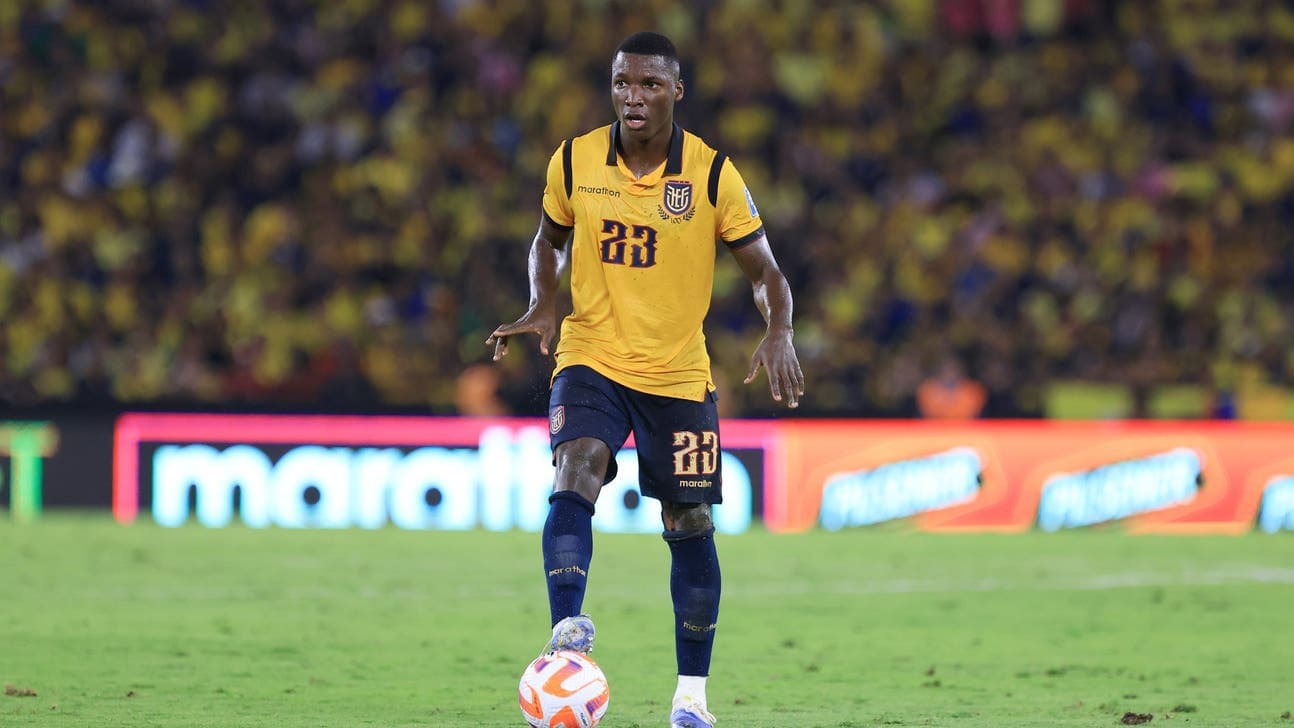 Ecuador player dribbling the ball during match