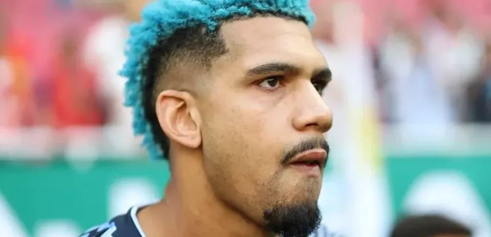 Player with blue hair during pre-match preparations