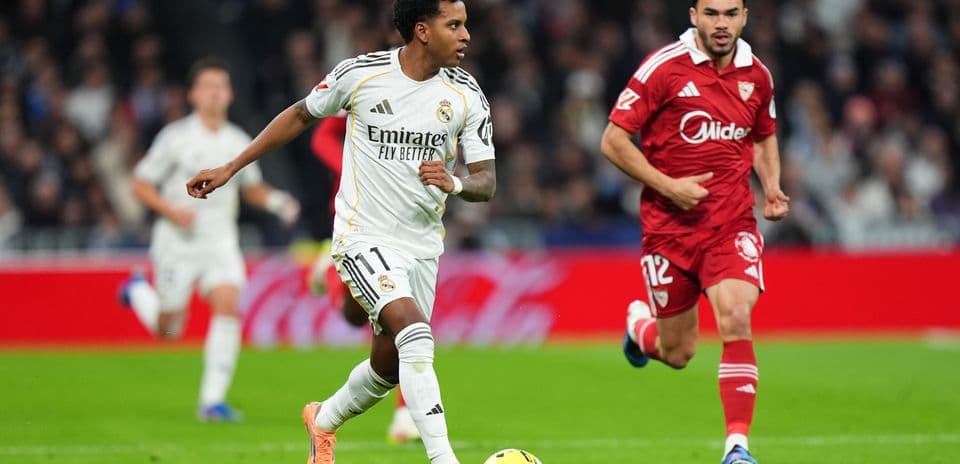 Player dribbling during Sevilla vs Real Madrid match