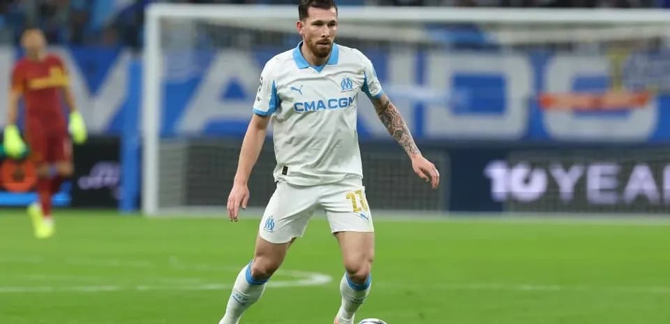 Player from Marseille dribbling ball during match