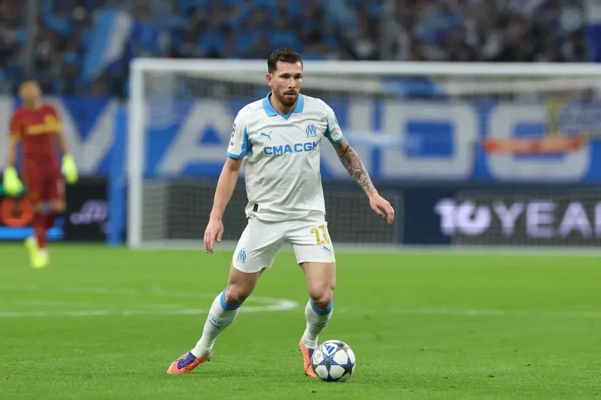 Player from Marseille dribbling ball during match