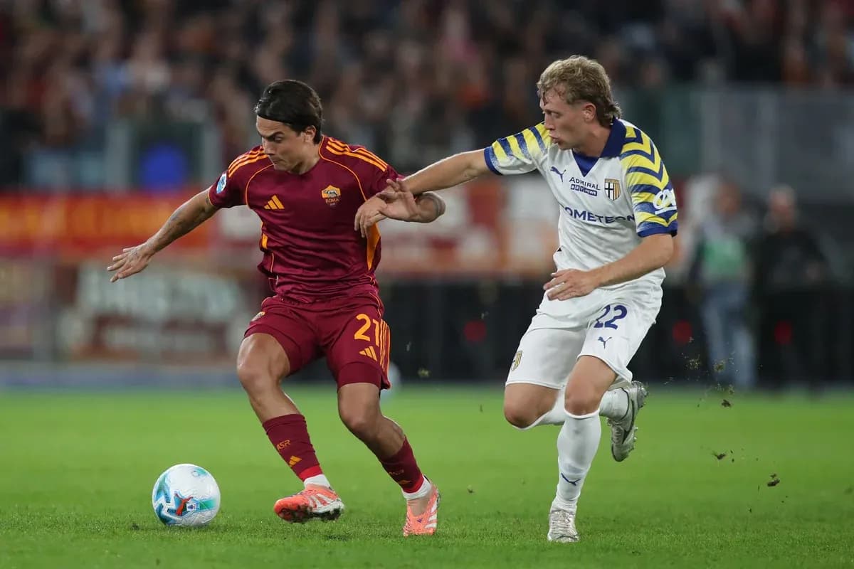 AS Roma player dribbling past Parma defender