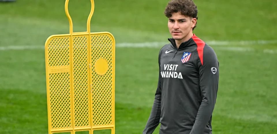 Player in training gear near a training dummy