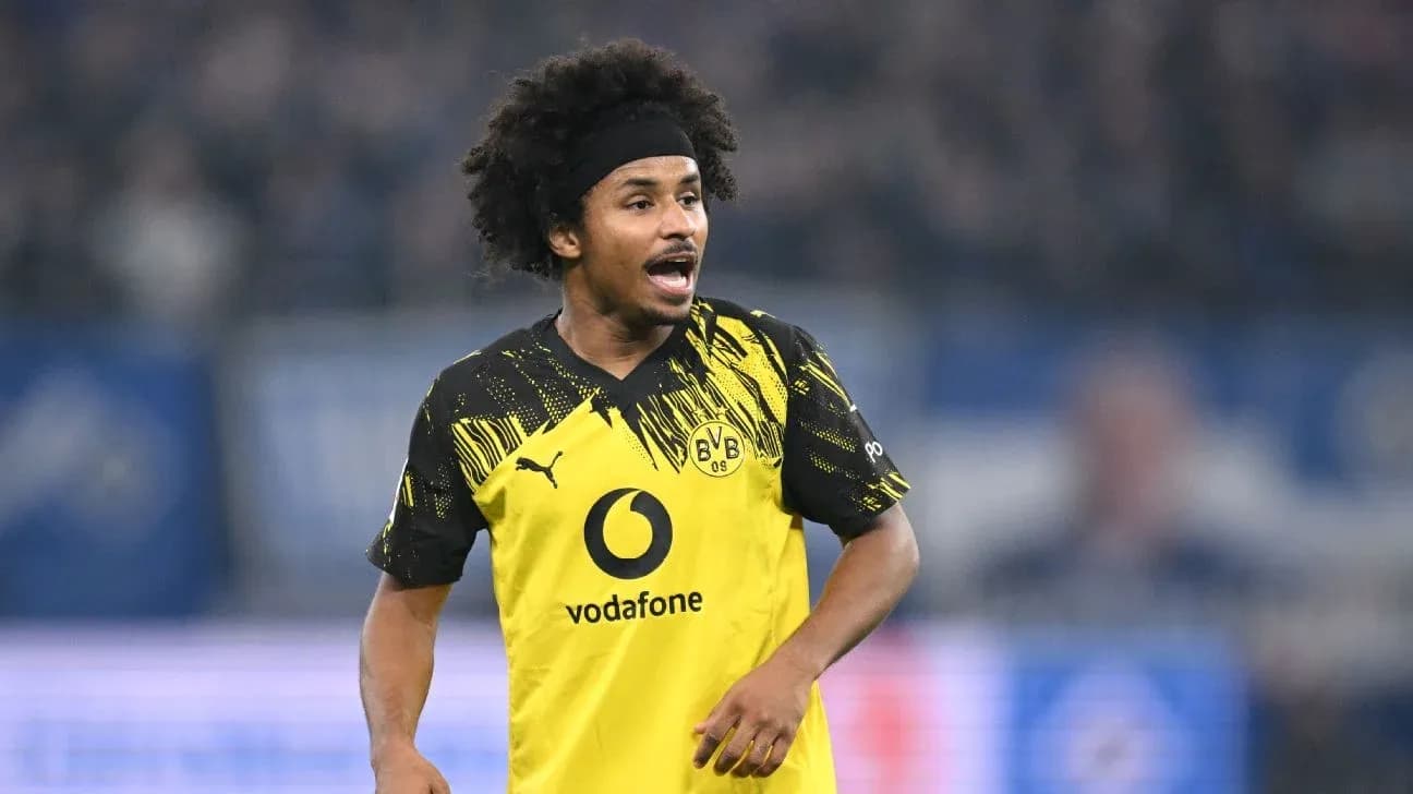 Player in Borussia Dortmund jersey during match