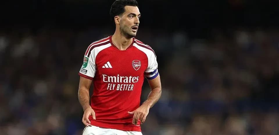 Player in Arsenal kit during match action