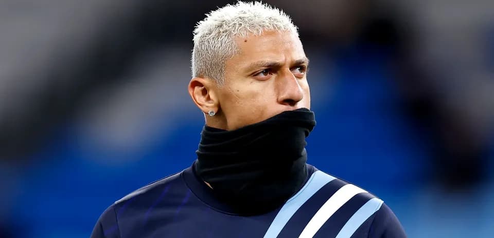 Player wearing a black scarf before the match