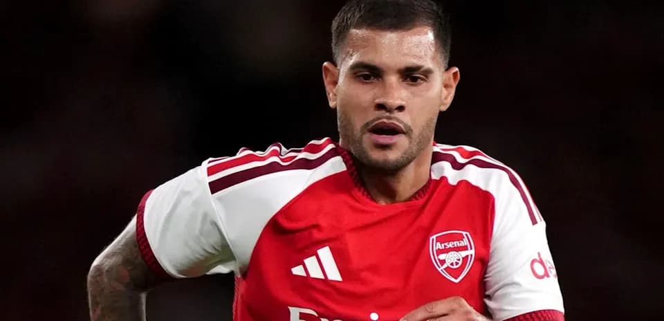 Player wearing Arsenal kit running on the pitch