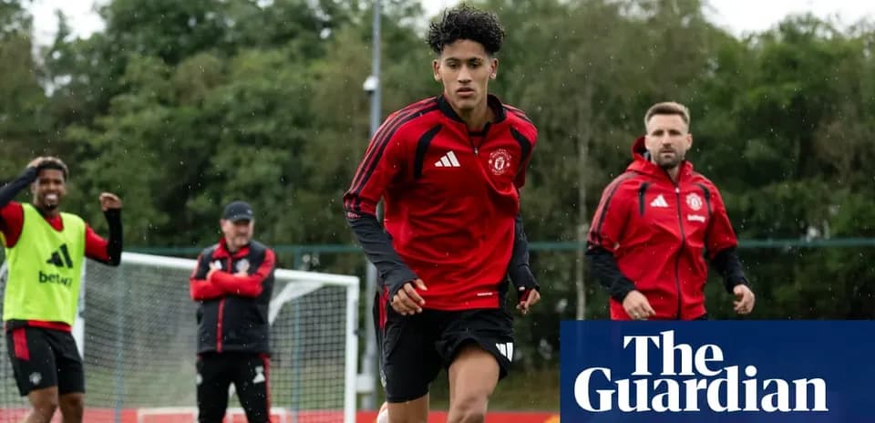 Player training on pitch during Manchester United session