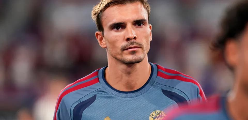 Bayern Munich player in training kit before match